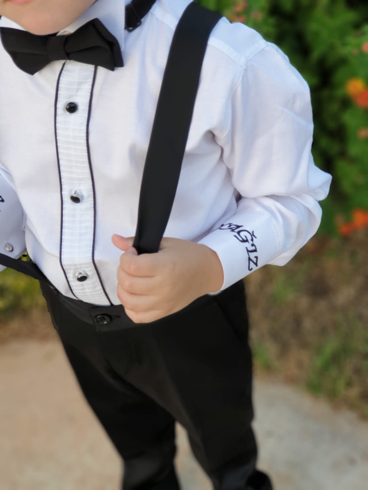 Erkek Çocuk Siyah Askılı Takım – Gömlek, Pantolon ve Papyon Seti (1–10 Yaş)