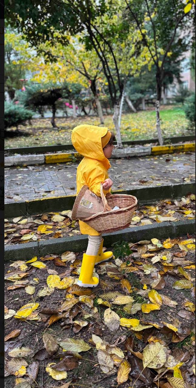 Çocuk Sarı Yağmurluk – Su Geçirmez Kapüşonlu Mont (2–10 Yaş)