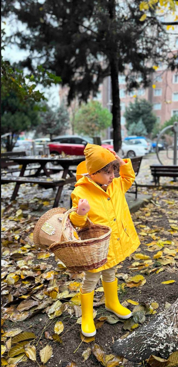 Çocuk Sarı Yağmurluk – Su Geçirmez Kapüşonlu Mont (2–10 Yaş)