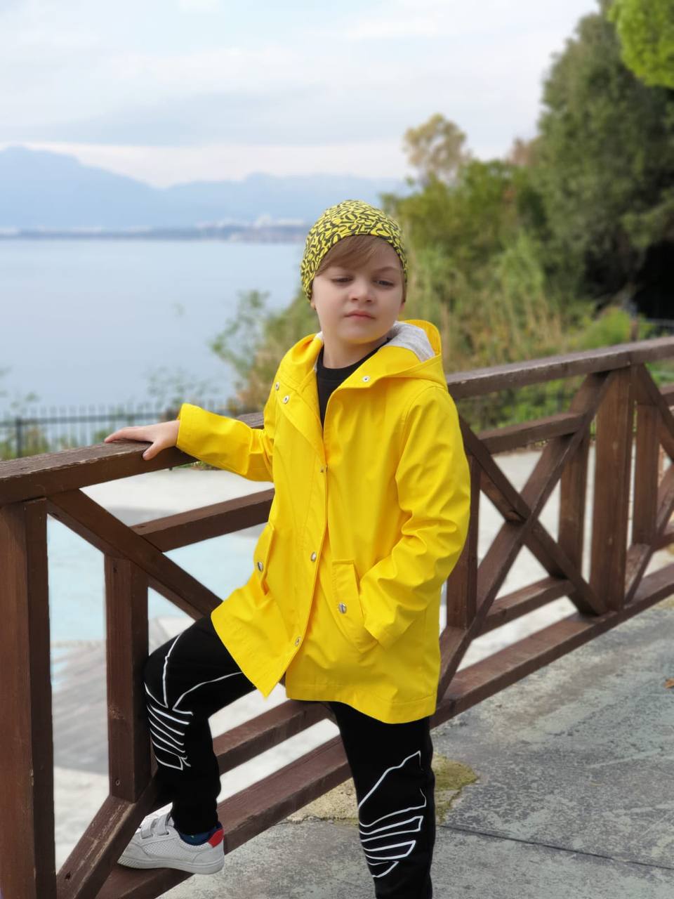 Çocuk Sarı Yağmurluk – Su Geçirmez Kapüşonlu Mont (2–10 Yaş)