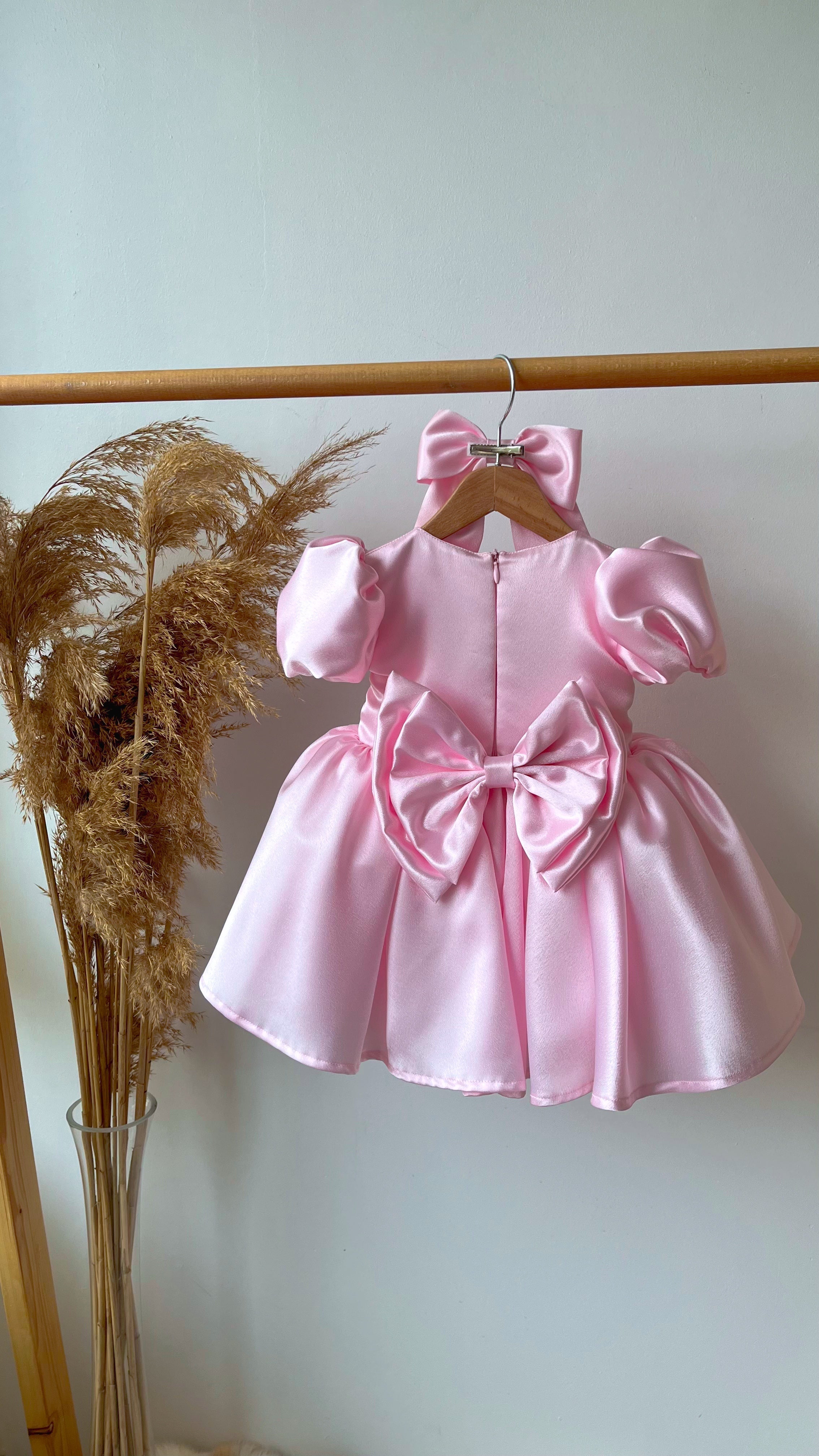 Pembe Saten Fiyonklu Kız Bebek Elbisesi – Özel Gün ve Doğum Günü Elbisesi