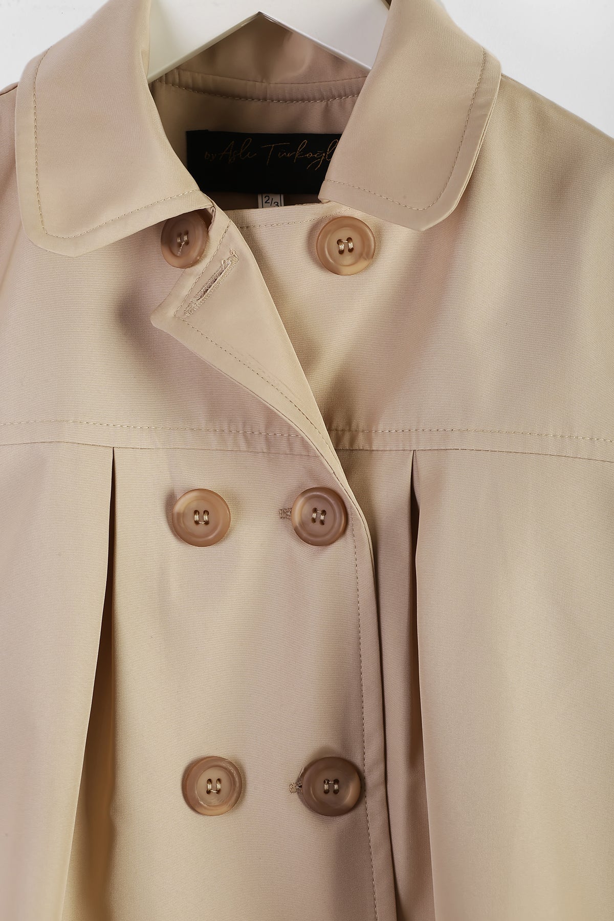 Kız Çocuk Bej Trençkot – Su Geçirmez, Düğmeli, Şık Dış Giyim