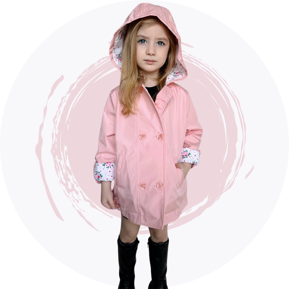 Üzerinde sarı yağmurluk olan bir çocuk