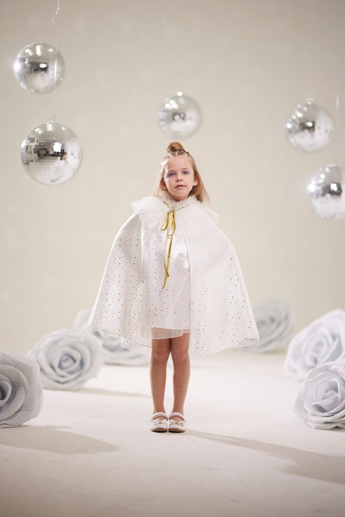 Kız Çocuk Yıldız Desenli Beyaz Pelerin