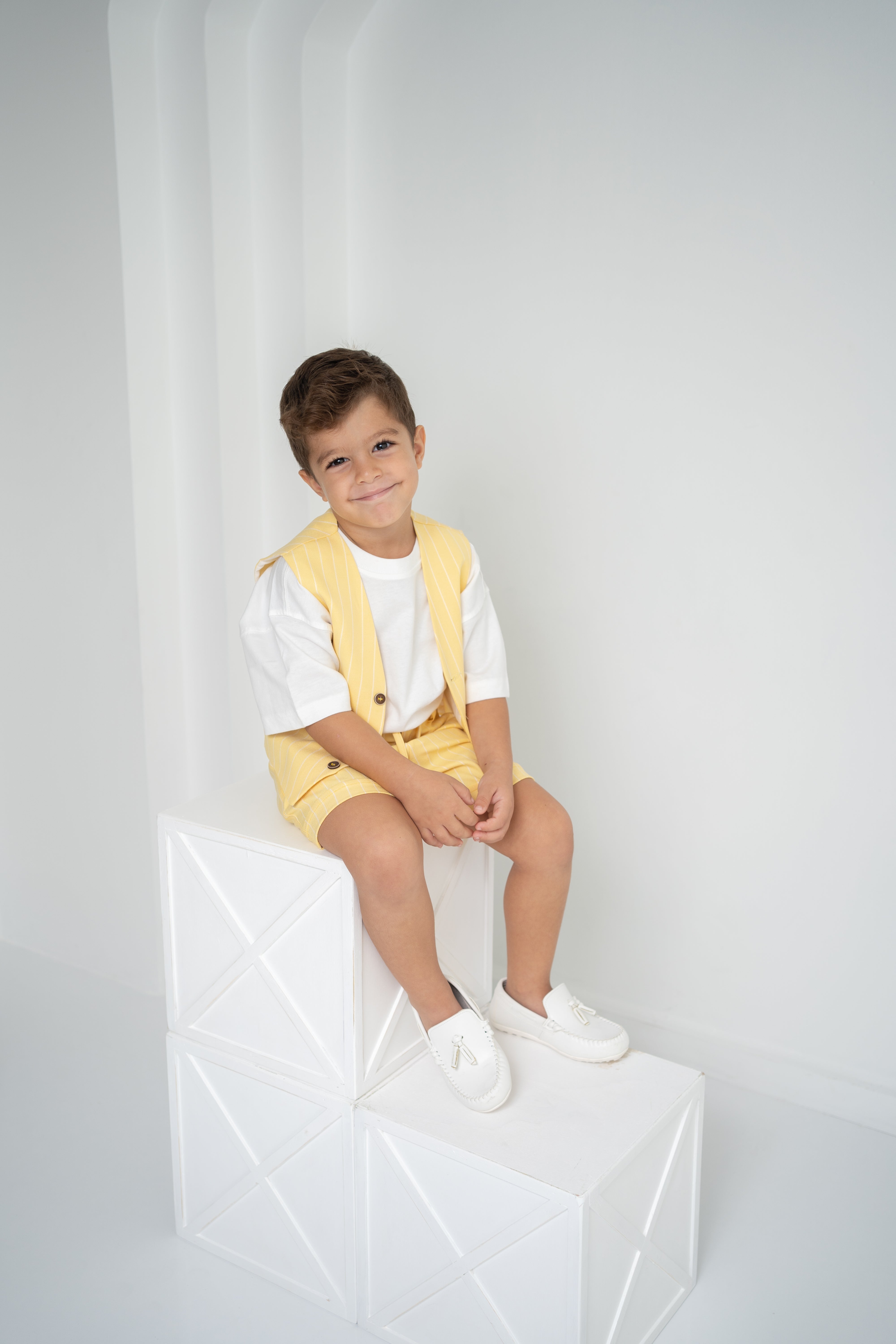 Erkek Çocuk Sarı Çizgili Yelek ve Şort Thişört Takım – Yazlık Üçlü Set