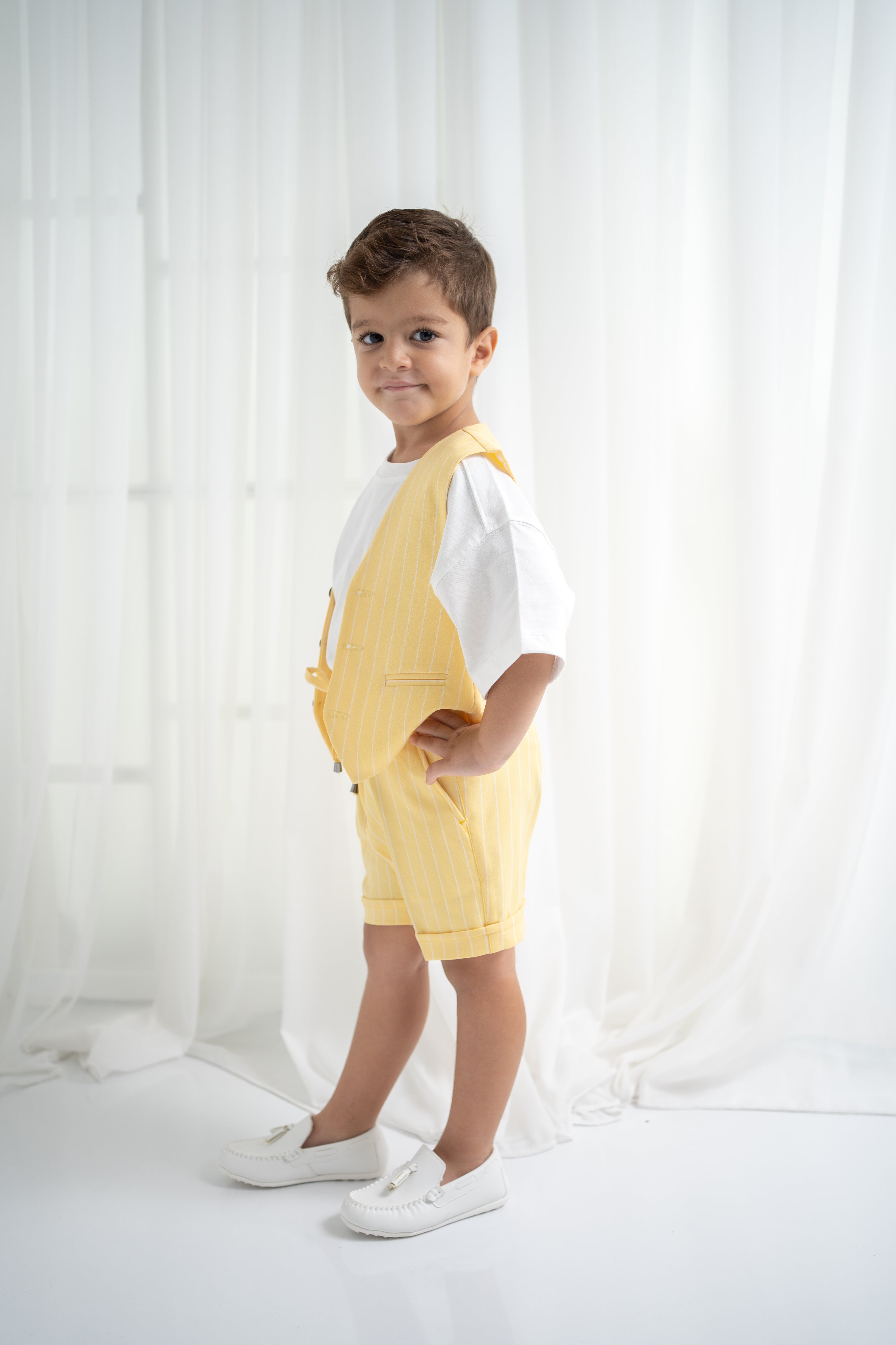 Erkek Çocuk Sarı Çizgili Yelek ve Şort Takım – Yazlık Üçlü Set