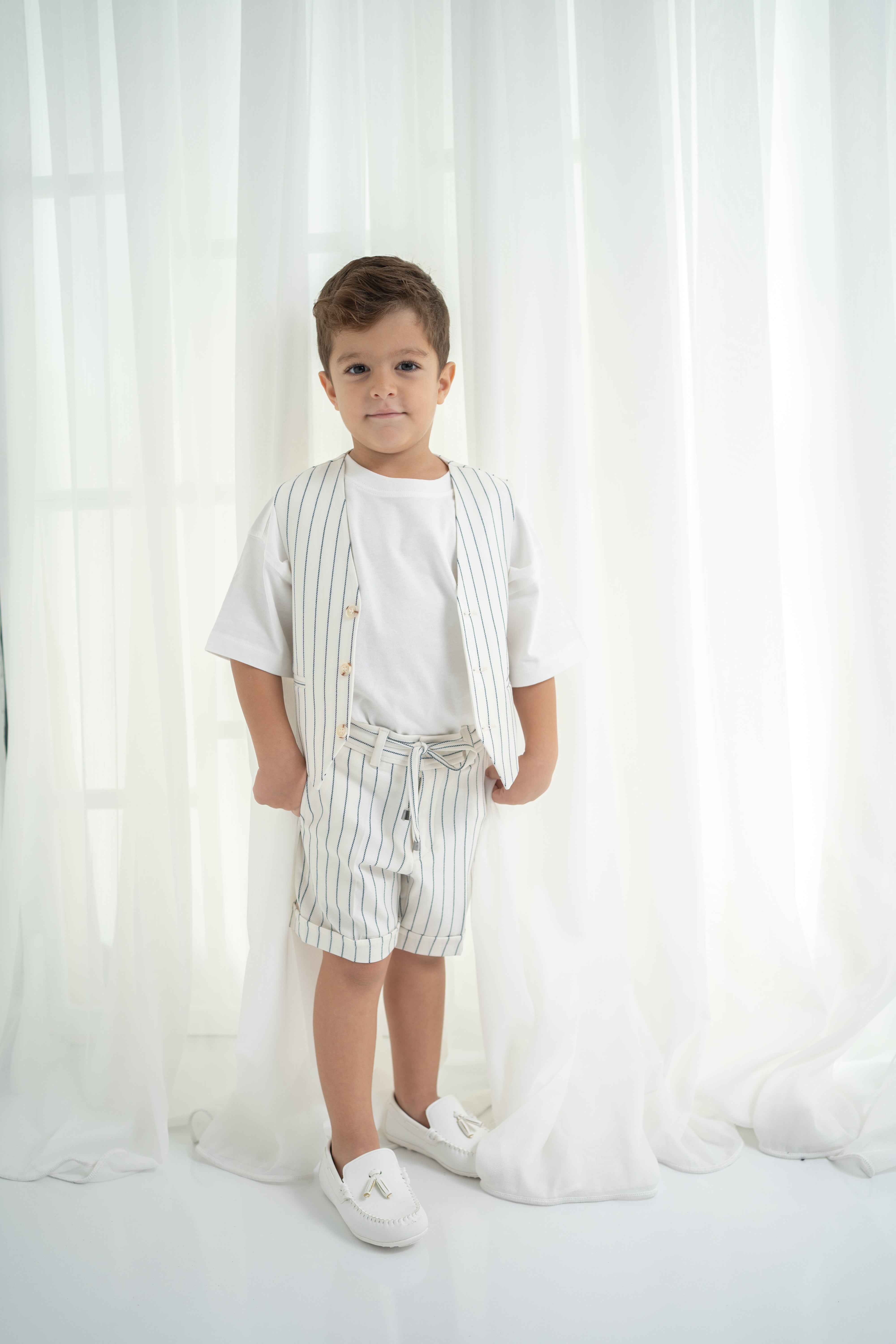 Çizgili Yelek ve Şortlu Erkek Çocuk Takımı