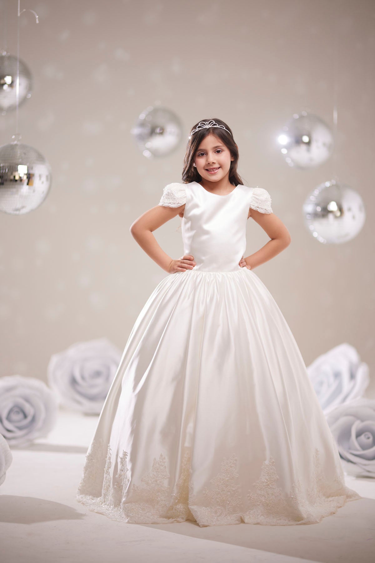 Kız Çocuk Abiye Elbise – Beyaz Dantel Detaylı Özel Gün Elbisesi