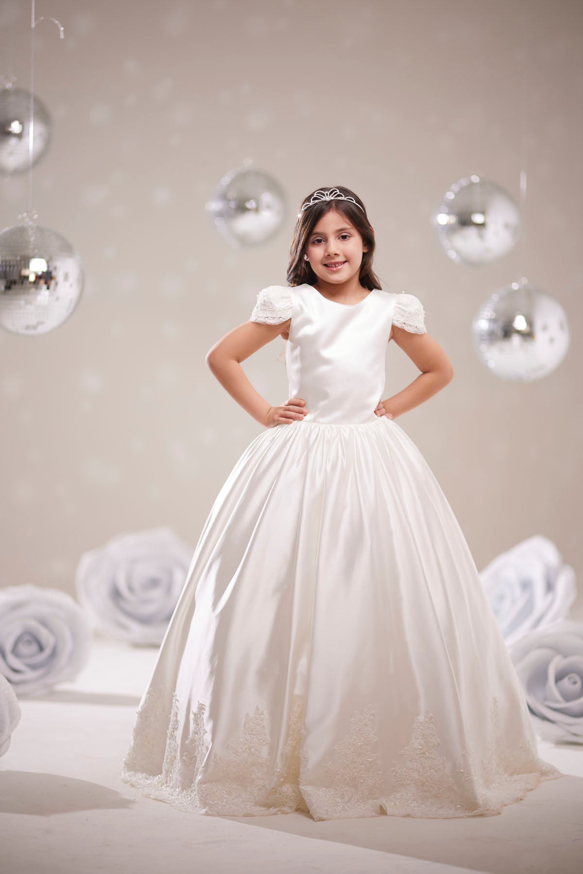 Kız Çocuk Abiye Elbise – Beyaz Dantel Detaylı Özel Gün Elbisesi