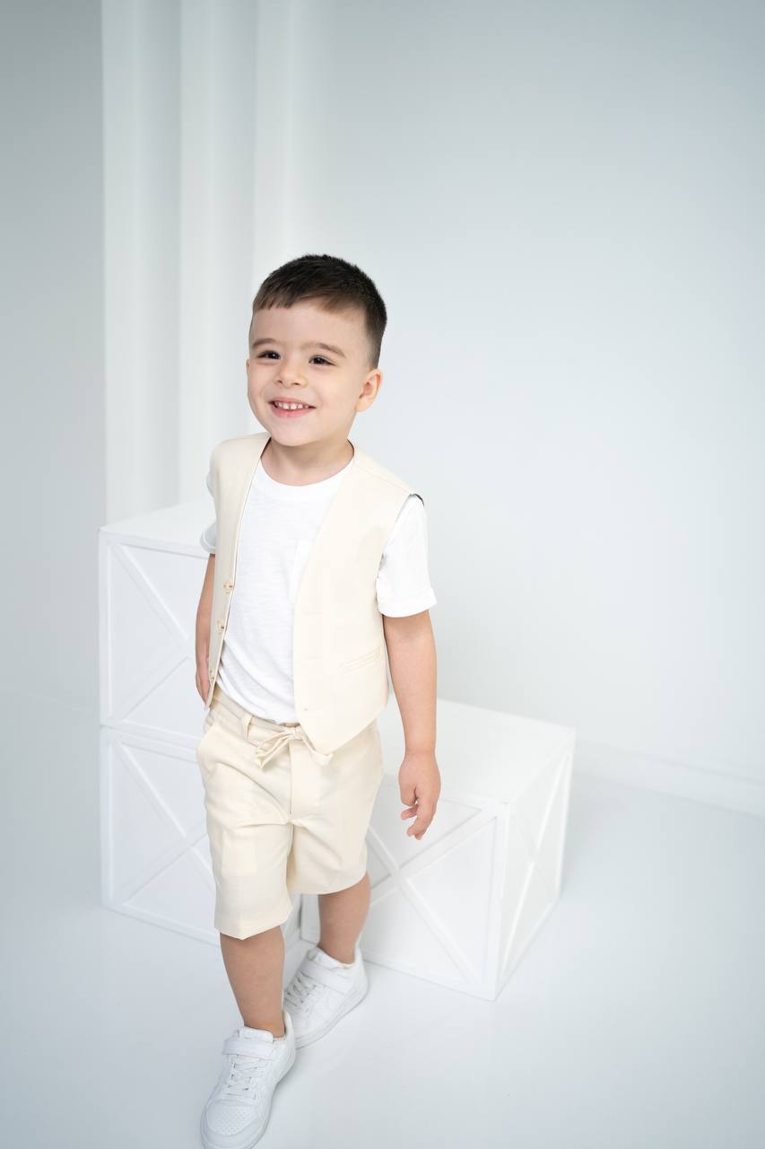 Keten Yelek, Şort ve Tişört Takımı - Erkek Çocuklar İçin Şık Kombin