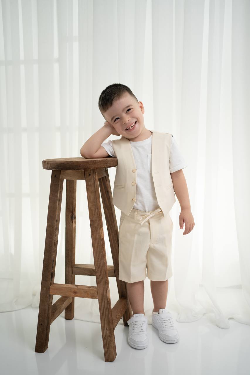 Keten Yelek, Şort ve Tişört Takımı - Erkek Çocuklar İçin Şık Kombin