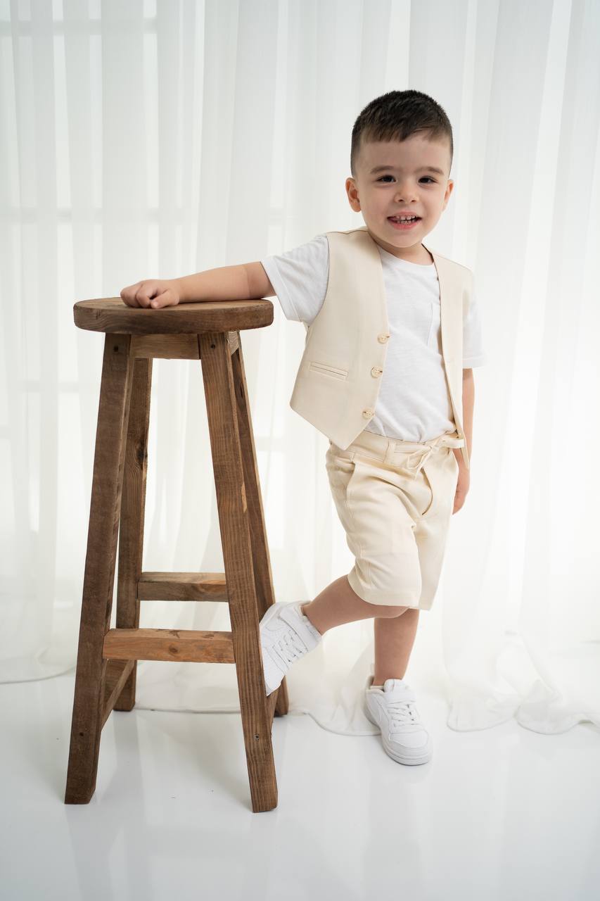 Keten Yelek, Şort ve Tişört Takımı - Erkek Çocuklar İçin Şık Kombin