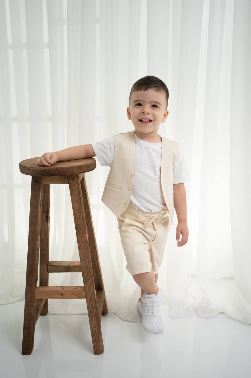 Keten Yelek, Şort ve Tişört Takımı - Erkek Çocuklar İçin Şık Kombin