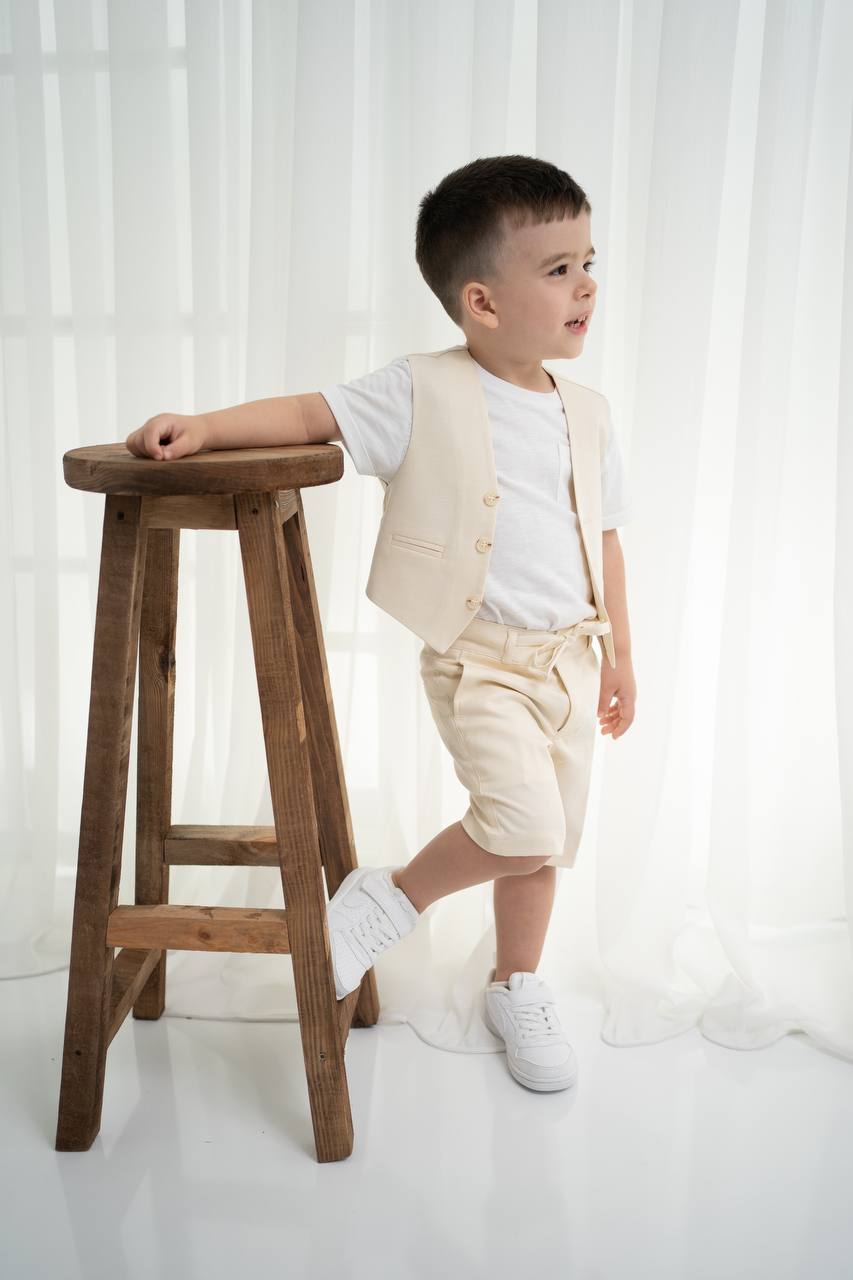 Keten Yelek, Şort ve Tişört Takımı - Erkek Çocuklar İçin Şık Kombin