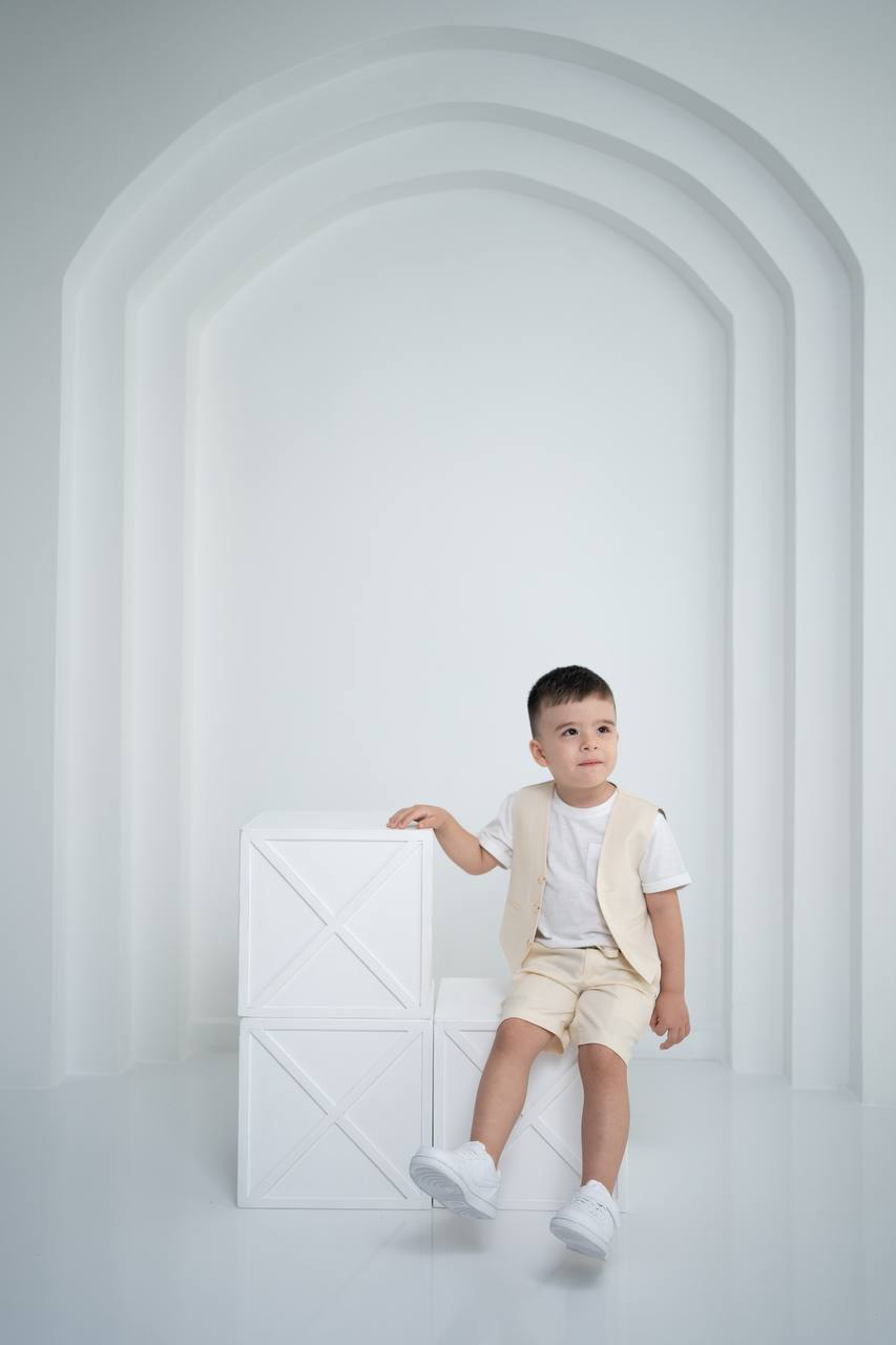 Keten Yelek, Şort ve Tişört Takımı - Erkek Çocuklar İçin Şık Kombin