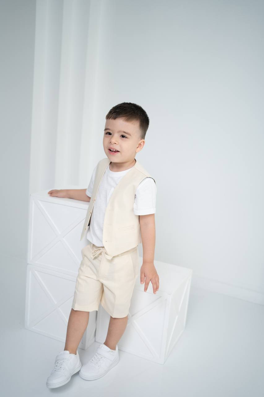 Keten Yelek, Şort ve Tişört Takımı - Erkek Çocuklar İçin Şık Kombin