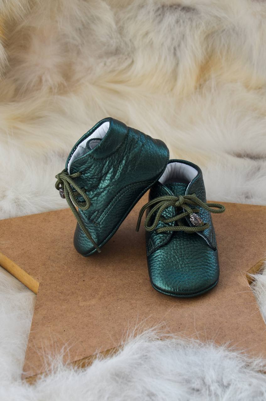 El Yapımı Yeşil Gerçek Deri Bağcıklı Bebek Patik – İlk Adım Ayakkabısı