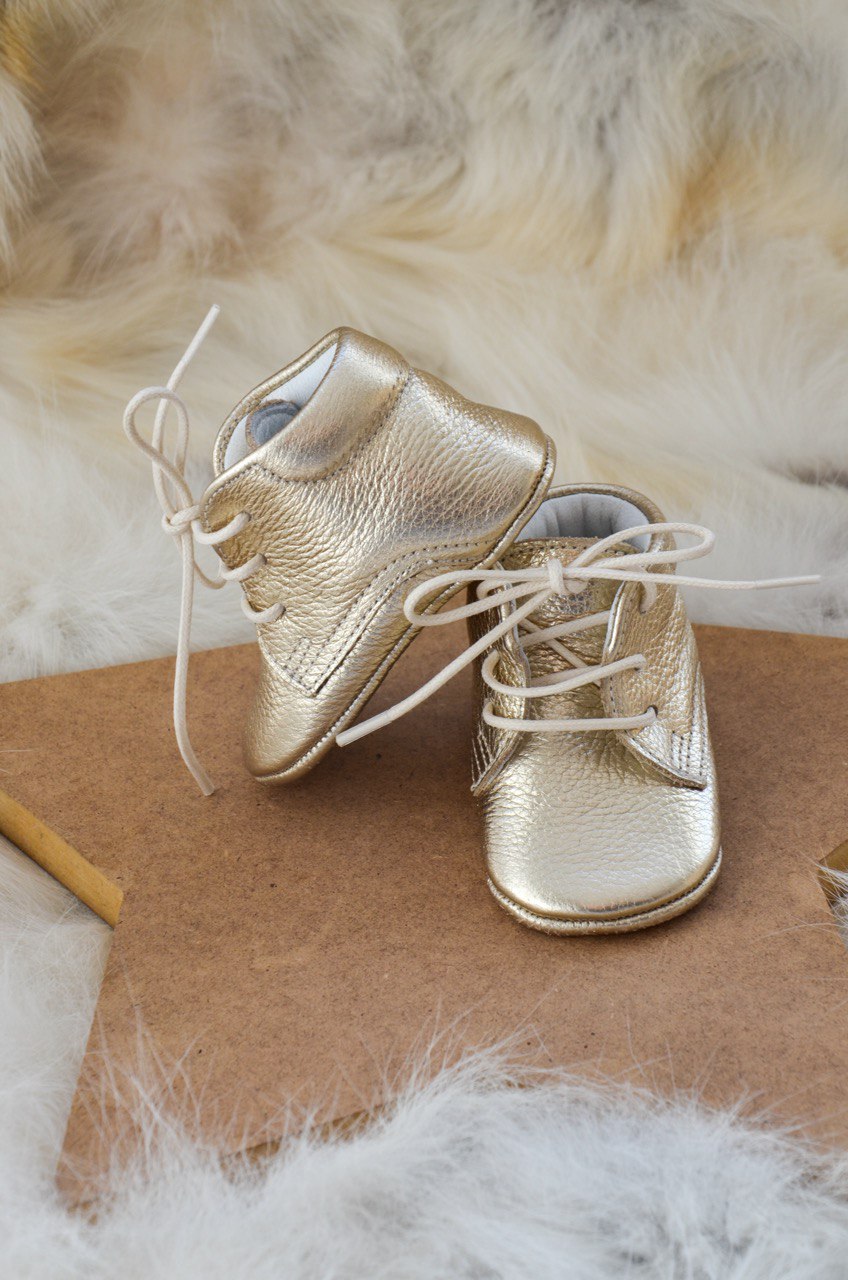 El Yapımı Altın Rengi Gerçek Deri Bağcıklı Bebek Patik – İlk Adım Ayakkabısı