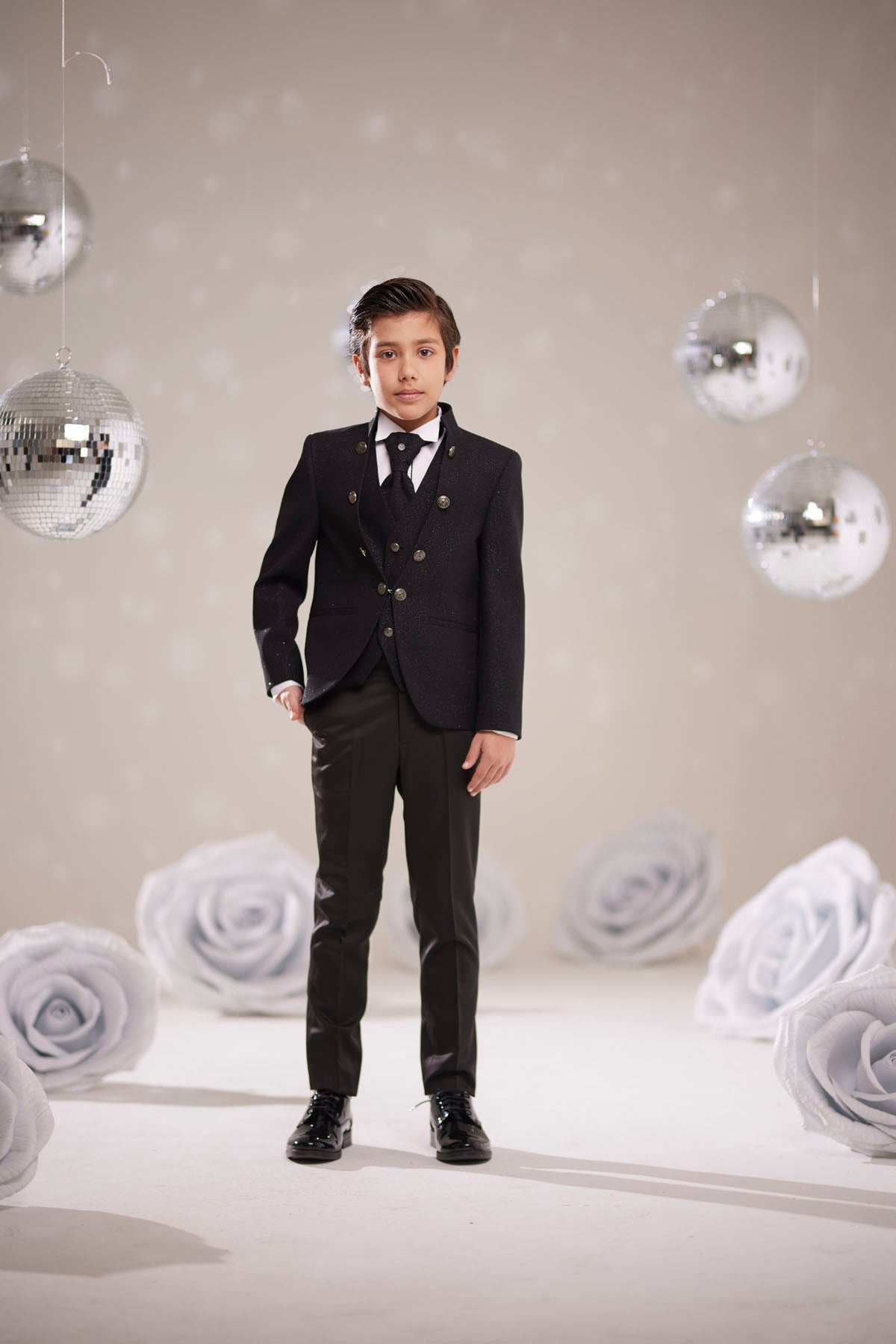 بدلة أطفال سوداء لامعة - تصميم إيطالي لحفلات التخرج والمناسبات الخاصة