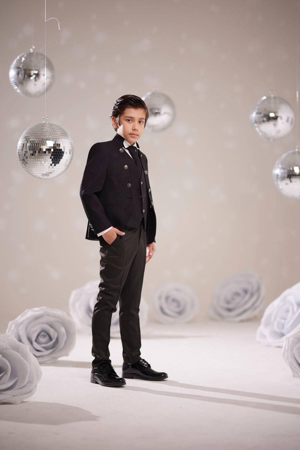 بدلة أطفال سوداء لامعة - تصميم إيطالي لحفلات التخرج والمناسبات الخاصة