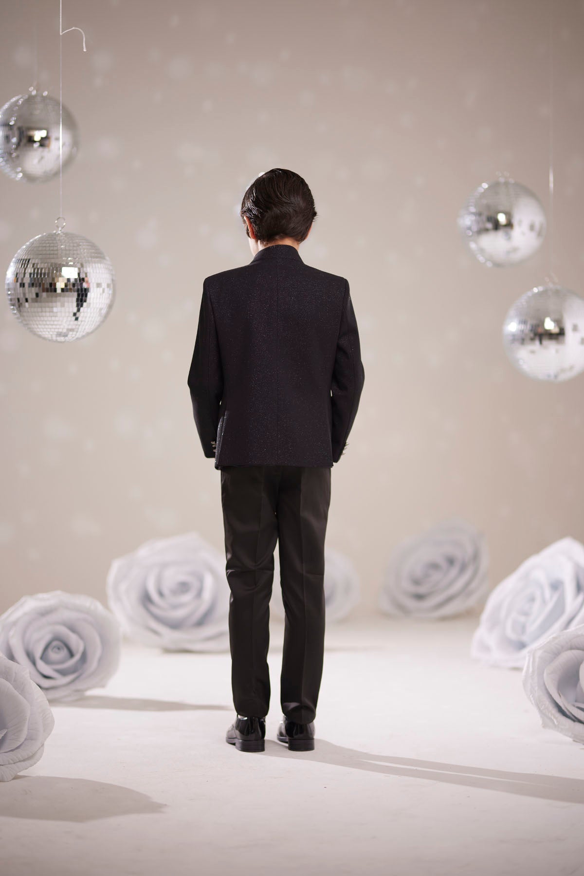 بدلة أطفال سوداء لامعة - تصميم إيطالي لحفلات التخرج والمناسبات الخاصة