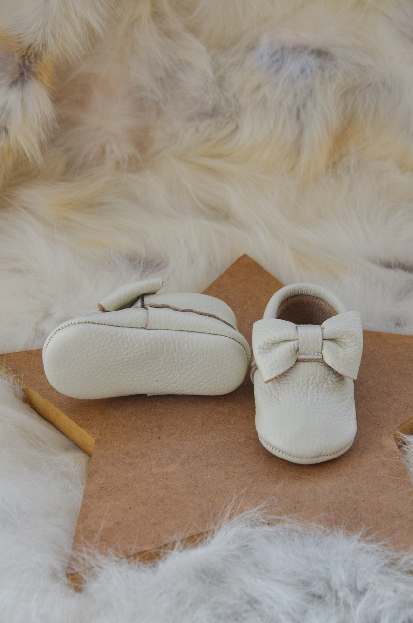 El Yapımı Gerçek Deri Krem Fiyonklu Bebek Patik – İlk Adım Ayakkabısı